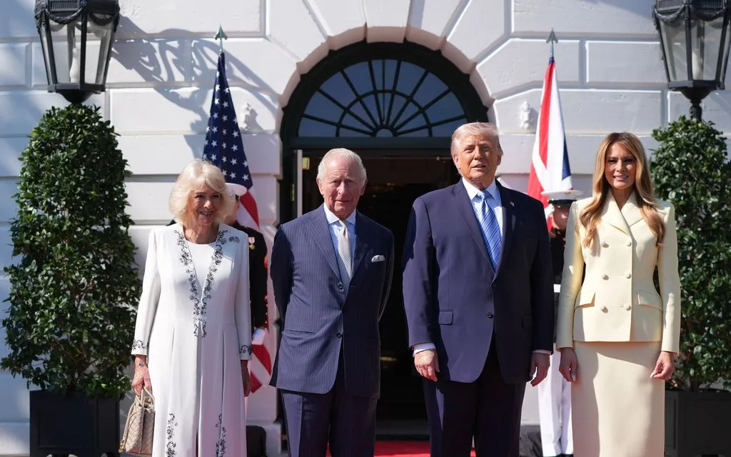 Vua Charles III,  Hoàng hậu Camilla, Tổng thống Mỹ Donald Trump và Đệ nhất phu nhân Melania Trump tại Nhà Trắng, ngày 27/4/2026 (Ảnh: AP)
