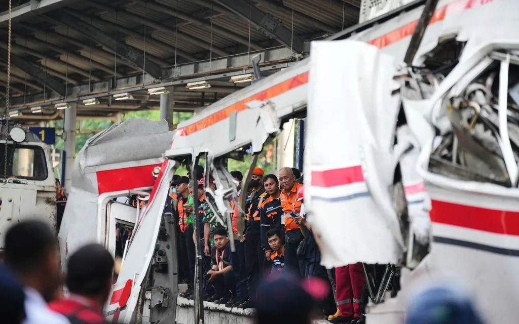 Nhân viên và lực lượng cứu hộ kiểm tra hiện trường sau vụ va chạm tàu tại Bekasi, Indonesia, ngày 28/4/2026. (Ảnh: AP)
