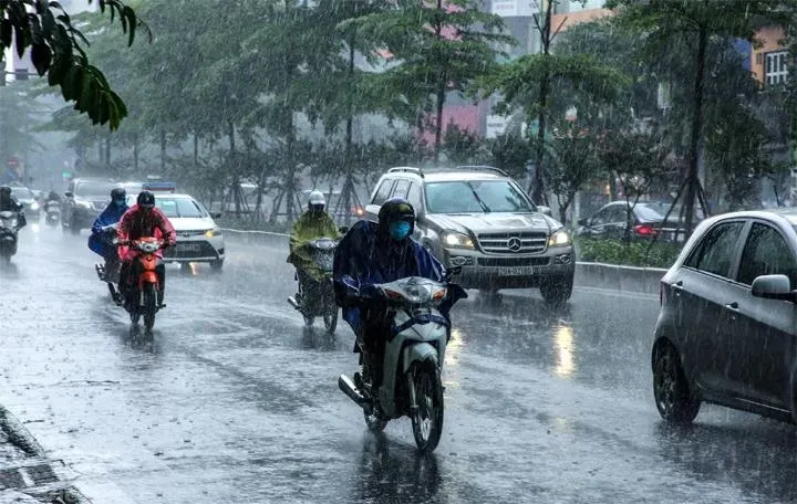 Bắc Bộ oi n&oacute;ng trước khi đ&oacute;n kh&ocirc;ng kh&iacute; lạnh g&acirc;y mưa d&ocirc;ng diện rộng - Ảnh 1.