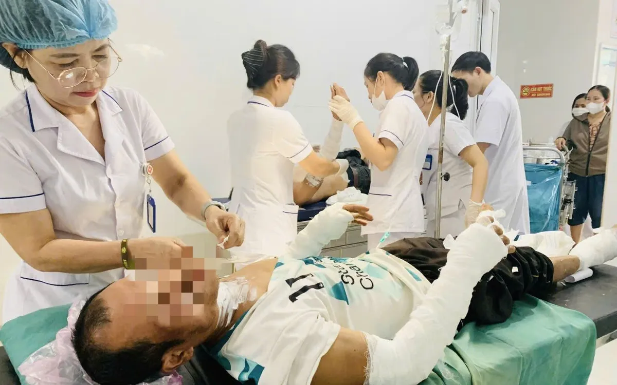 Xử trí tổn thương do bỏng cho bệnh nhân. Ảnh: BVCC