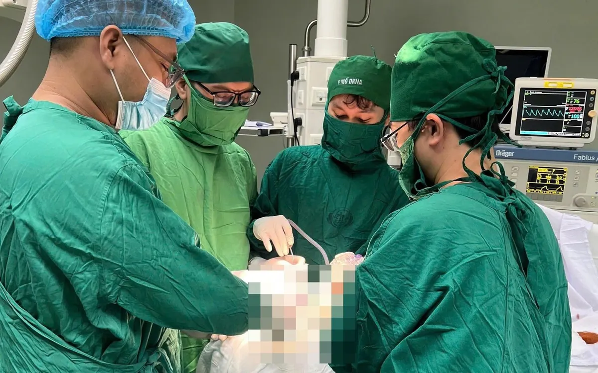 Phẫu thuật cấp cứu bệnh nhân. Ảnh: BVCC