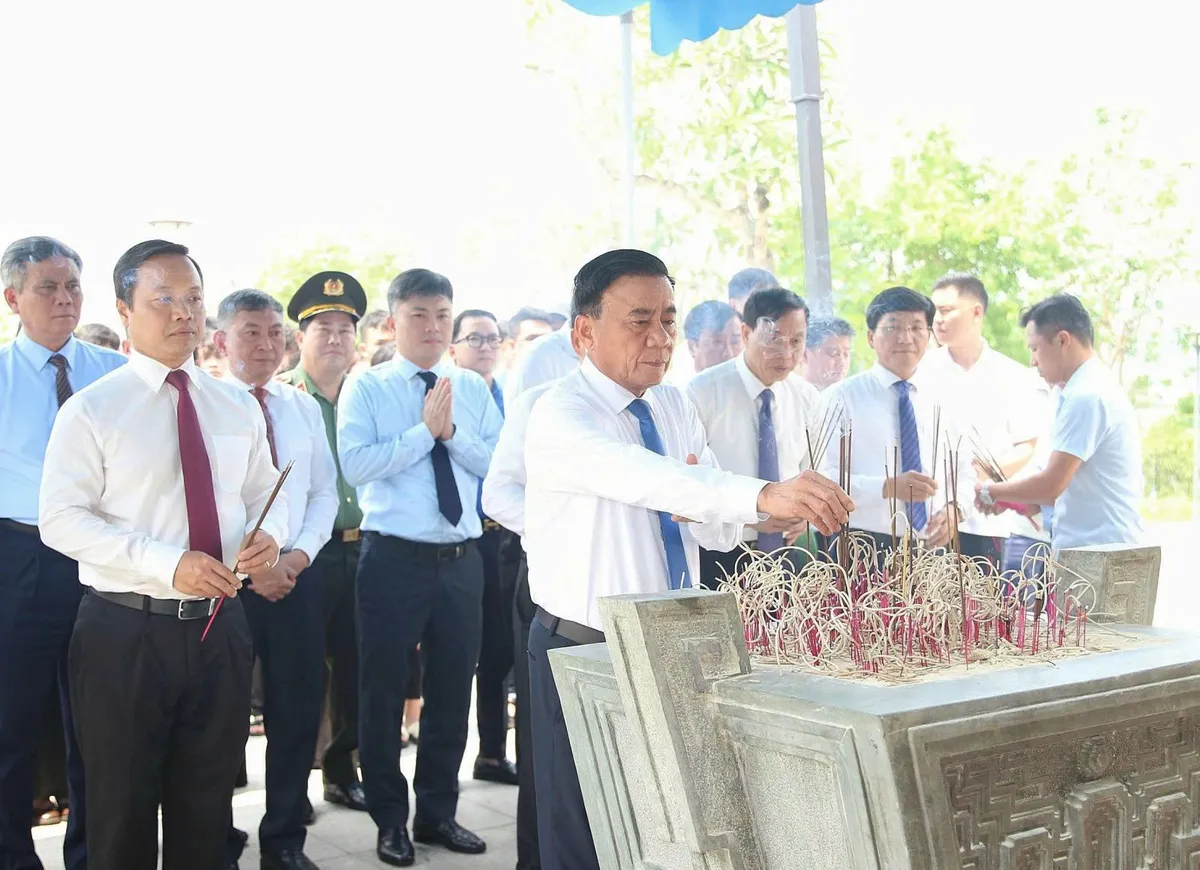 Thường trực Ban B&iacute; thư Trần Cẩm T&uacute; d&acirc;ng hương, tưởng niệm c&aacute;c anh h&ugrave;ng, liệt sĩ tại tỉnh Điện Bi&ecirc;n- Ảnh 1.