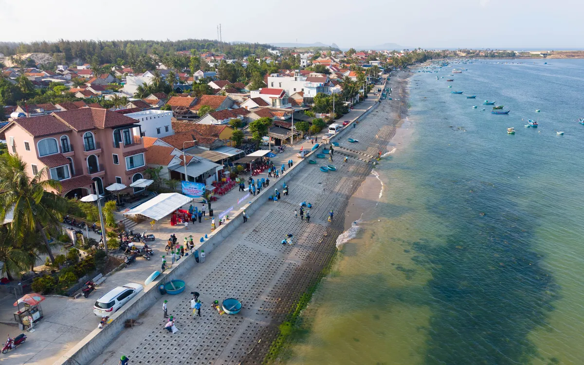 Cộng đồng chung tay dọn rác, làm sạch biển.