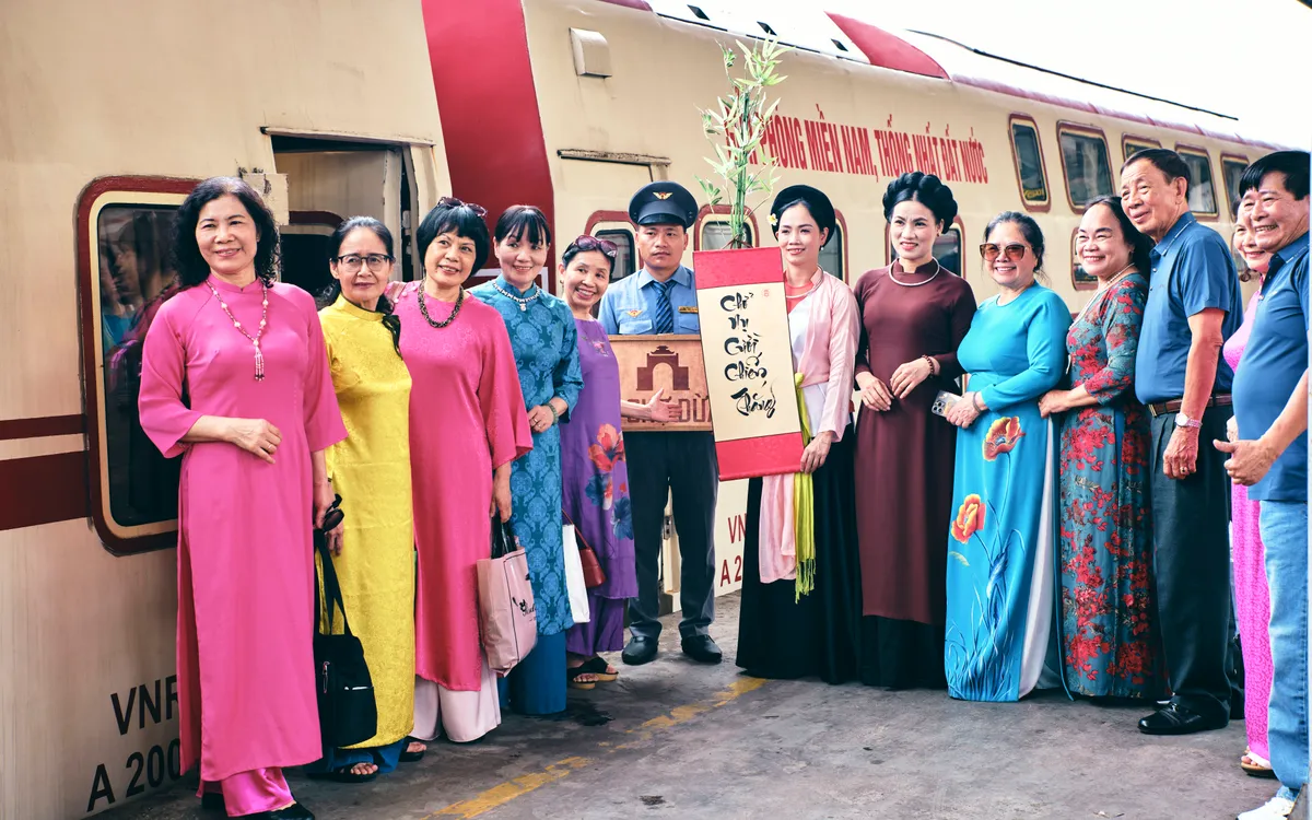 Người d&acirc;n, du kh&aacute;ch n&ocirc; nức "chạm v&agrave;o k&yacute; ức" với chuyến T&agrave;u H&agrave; Nội 5 Cửa &Ocirc; đặc biệt nh&acirc;n dịp 30/4-1/5- Ảnh 2.