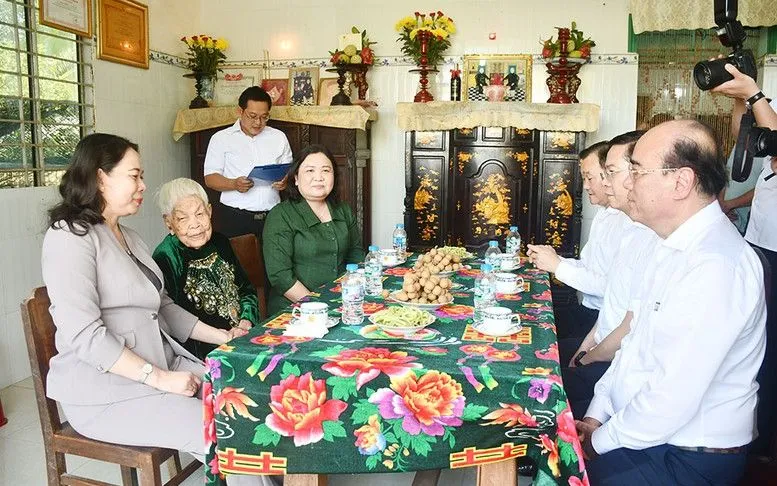 Phó Chủ tịch nước Võ Thị Ánh Xuân thăm, tặng quà Mẹ Việt Nam Anh hùng Đặng Thị Biết - Ảnh: VGP
