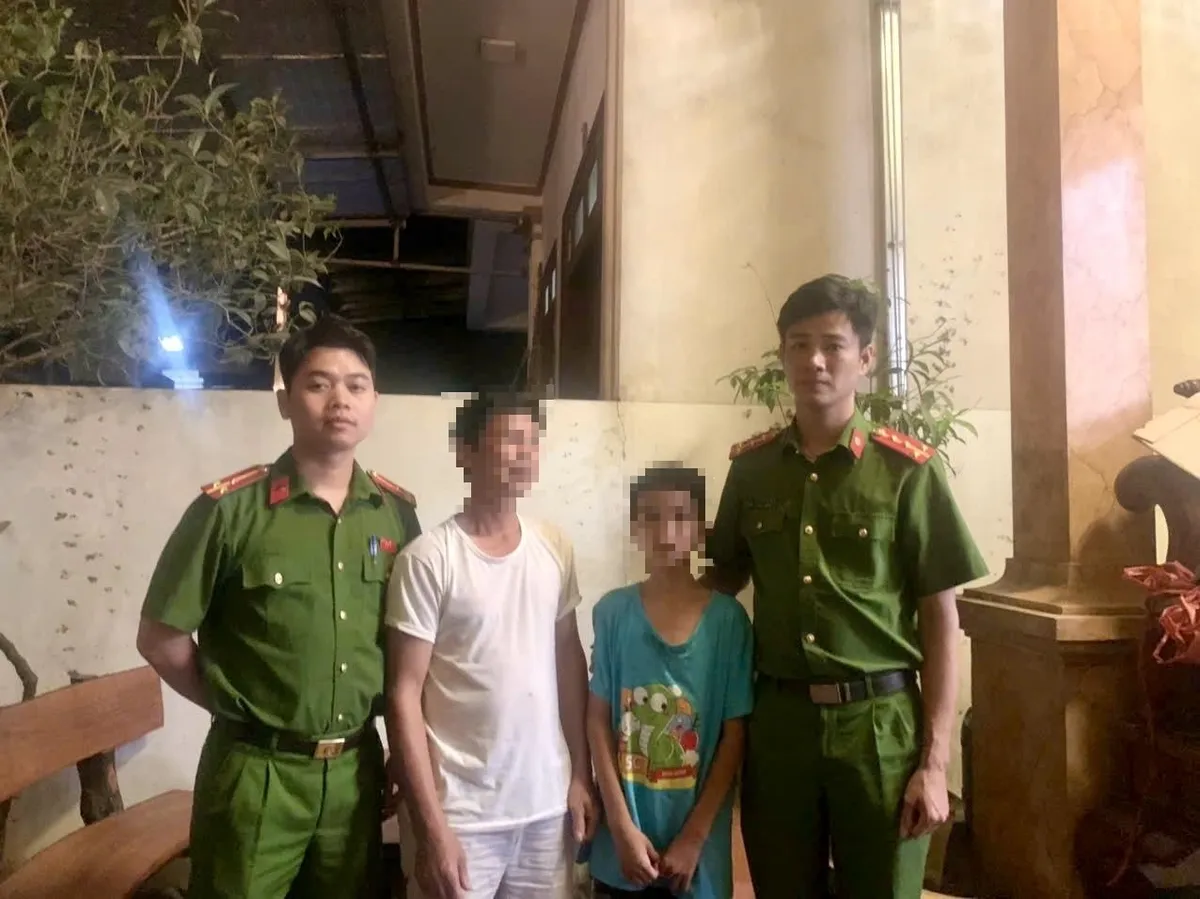 Kịp thời gi&uacute;p b&eacute; 5 tuổi đi lạc đo&agrave;n tụ gia đ&igrave;nh    - Ảnh 1.