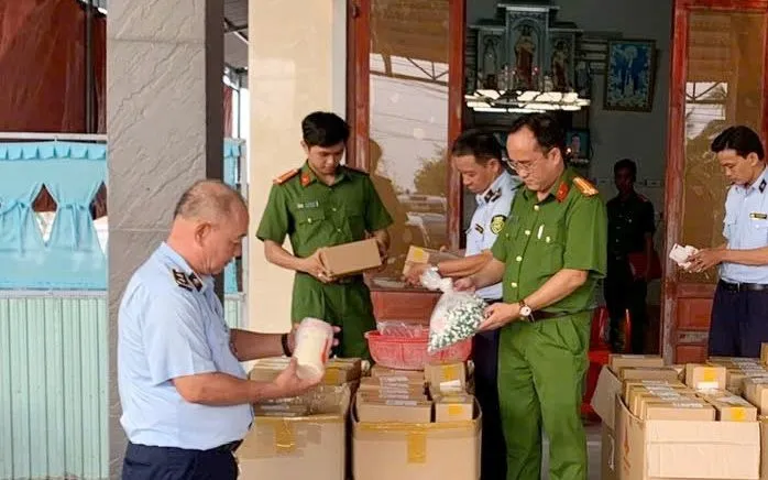 Cơ quan chức năng kiểm tra các mỹ phẩm “kem trộn” do T.K.V sản xuất. Ảnh: Công an Cần Thơ