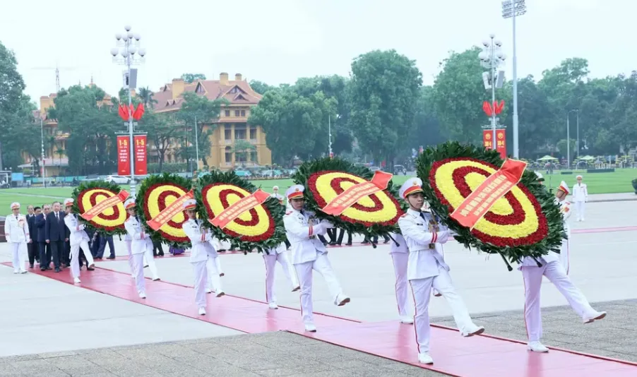 L&atilde;nh đạo Đảng, Nh&agrave; nước v&agrave;o Lăng viếng Chủ tịch Hồ Ch&iacute; Minh nh&acirc;n kỷ niệm Ng&agrave;y giải ph&oacute;ng miền Nam, thống nhất đất nước - Ảnh 2.