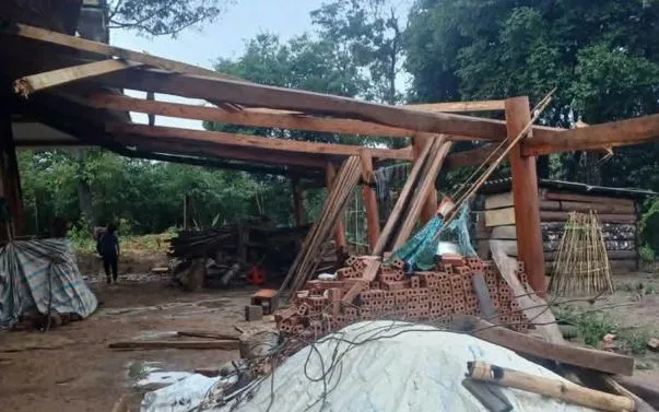 Trận dông lốc, mưa đá chiều 28/4 tại xã Pu Nhi khiến nhà dân bị tốc mái hiên 