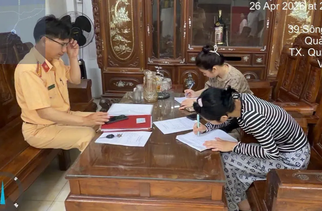 Phạt 16,5 triệu đồng 3 người li&ecirc;n quan vụ 2 thiếu nữ đầu trần, đi xe m&aacute;y ngược chiều tr&ecirc;n cao tốc  - Ảnh 1.