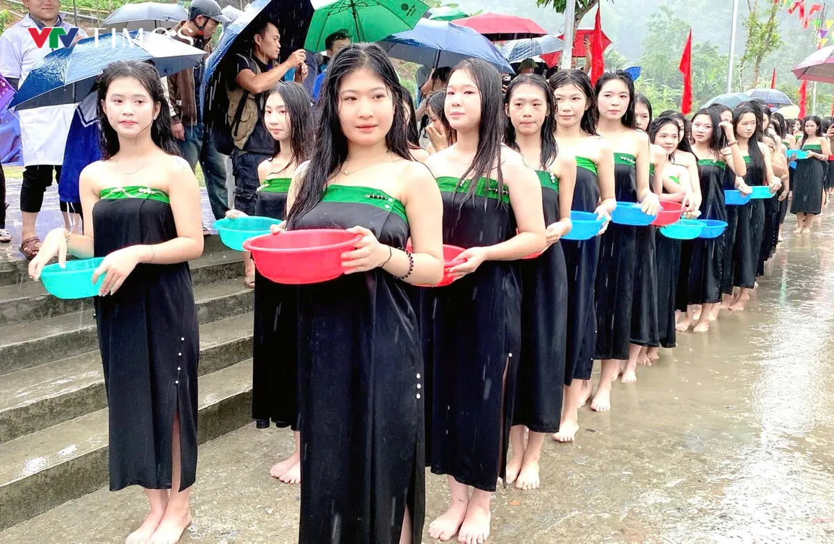 Lai Ch&acirc;u: T&eacute; nước cầu may &ndash; Sắc m&agrave;u độc đ&aacute;o giữa Lễ hội Then Kin Pang - Ảnh 1.