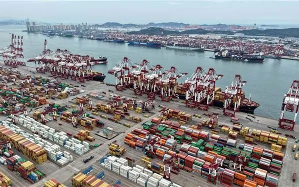 Quang cảnh cảng hàng hóa tại Thanh Đảo, tỉnh Sơn Đông, Trung Quốc. Ảnh: THX/TTXVN