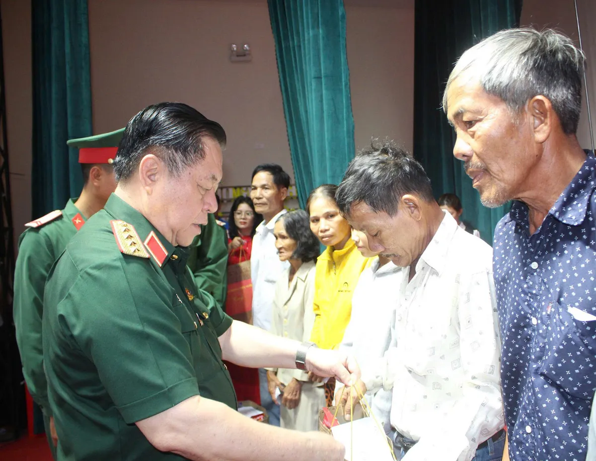 Đại tướng Nguyễn Trọng Nghĩa thăm, tặng qu&agrave; gia đ&igrave;nh ch&iacute;nh s&aacute;ch v&agrave; người lao động tại Gia Lai - Ảnh 4.