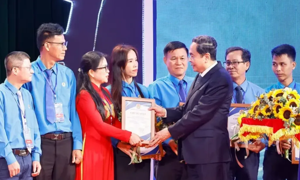 Chủ tịch Quốc hội dự lễ kỷ niệm 140 năm Ng&agrave;y Quốc tế Lao động, t&ocirc;n vinh c&aacute;n bộ c&ocirc;ng đo&agrave;n ti&ecirc;u biểu- Ảnh 3.
