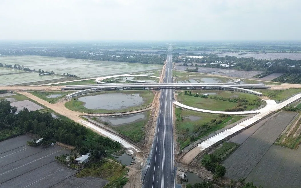 Cao tốc Hậu Giang-Cà Mau đã hoàn thiện nốt các hạng mục cuối cùng, dự kiến đón phương tiện lưu thông từ trưa 29/4 - Ảnh: Báo XD