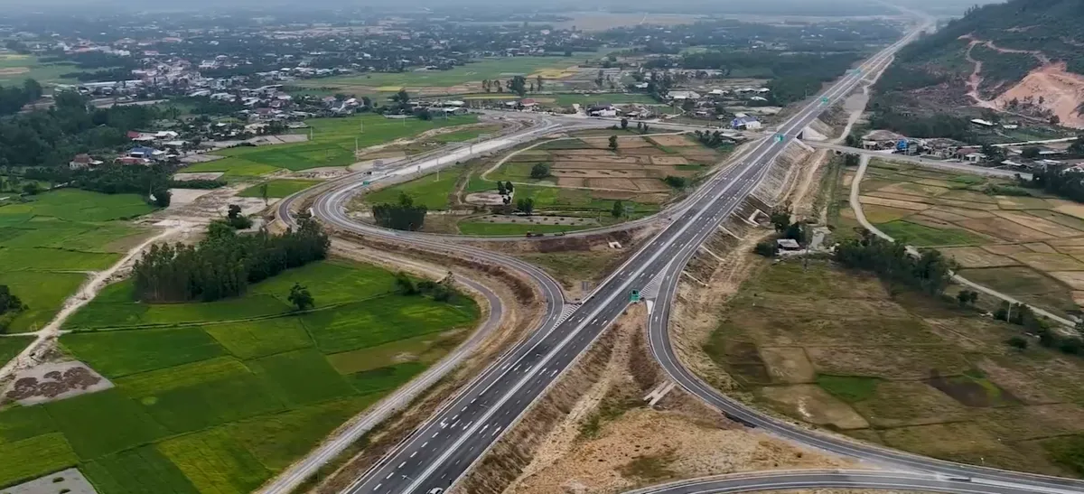 Cao tốc mới mở ra kh&ocirc;ng gian ph&aacute;t triển mới- Ảnh 1.