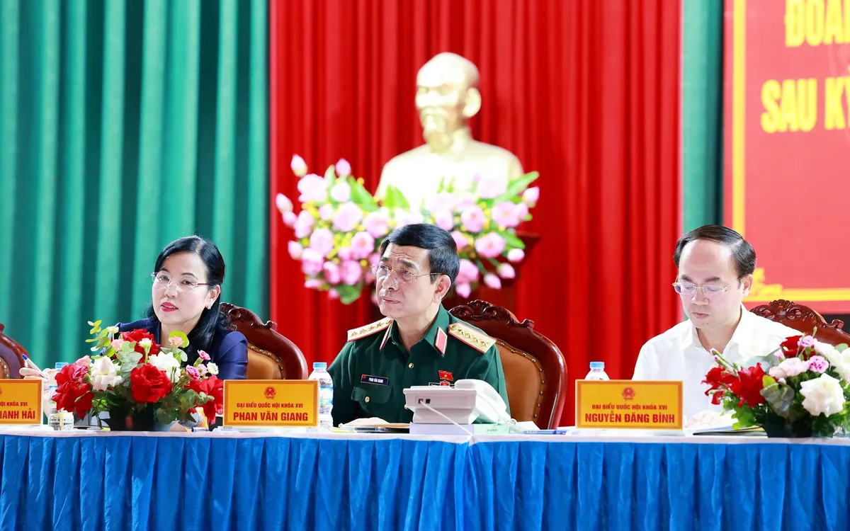 Phó Thủ tướng, Bộ trưởng Bộ Quốc phòng Phan Văn Giang (giữa) tiếp xúc cử tri tại Thái Nguyên.