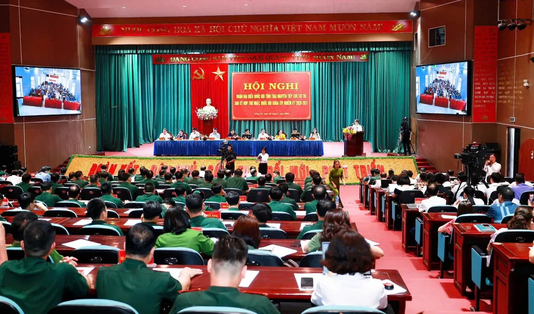 Ph&oacute; Thủ tướng, Bộ trưởng Bộ Quốc ph&ograve;ng Phan Văn Giang tiếp x&uacute;c cử tri sau Kỳ họp thứ nhất tại Th&aacute;i Nguy&ecirc;n  - Ảnh 1.
