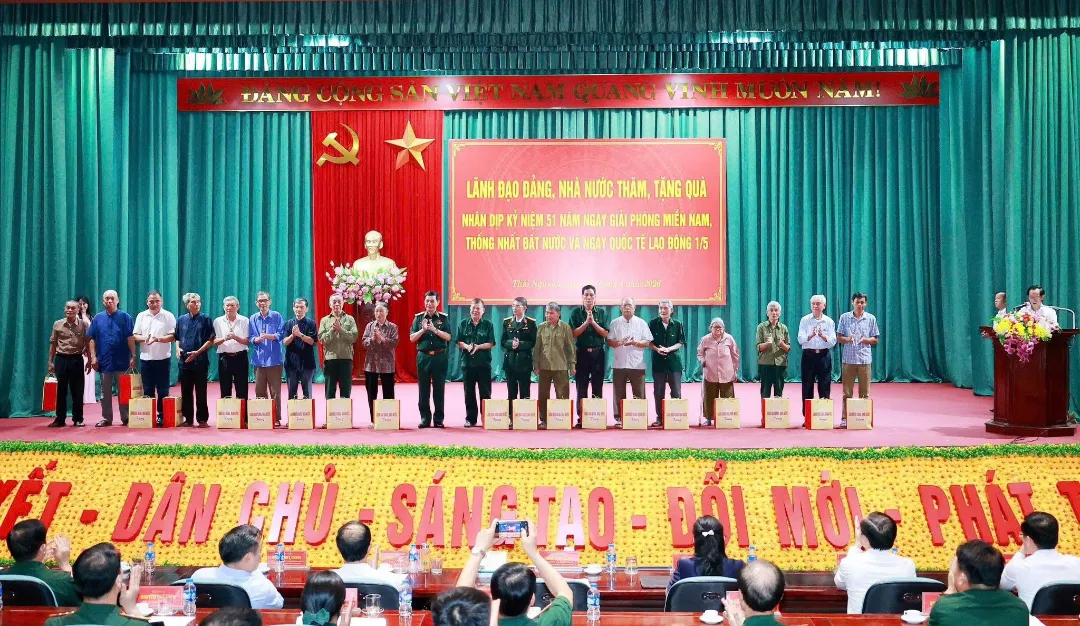 Ph&oacute; Thủ tướng, Bộ trưởng Bộ Quốc ph&ograve;ng Phan Văn Giang tiếp x&uacute;c cử tri sau Kỳ họp thứ nhất tại Th&aacute;i Nguy&ecirc;n  - Ảnh 3.