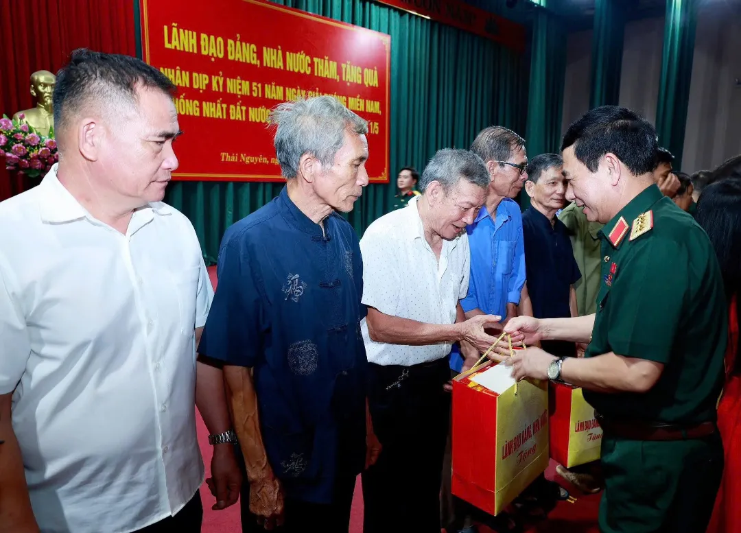 Ph&oacute; Thủ tướng, Bộ trưởng Bộ Quốc ph&ograve;ng Phan Văn Giang tiếp x&uacute;c cử tri sau Kỳ họp thứ nhất tại Th&aacute;i Nguy&ecirc;n  - Ảnh 4.