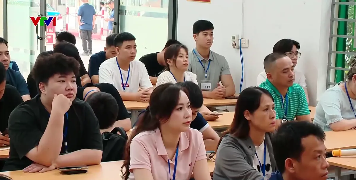 H&agrave; Nội: N&acirc;ng cao &yacute; thức người l&aacute;i xe th&ocirc;ng qua h&igrave;nh thức tuy&ecirc;n truyền trực quan tại c&aacute;c kỳ s&aacute;t hạch - Ảnh 1.