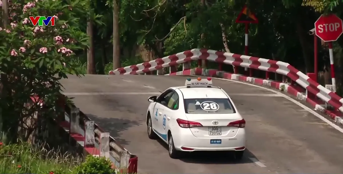 H&agrave; Nội: N&acirc;ng cao &yacute; thức người l&aacute;i xe th&ocirc;ng qua h&igrave;nh thức tuy&ecirc;n truyền trực quan tại c&aacute;c kỳ s&aacute;t hạch - Ảnh 2.