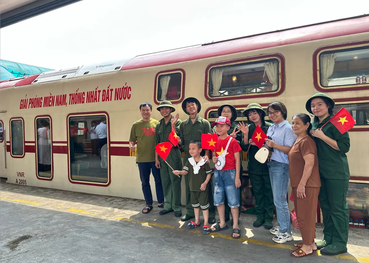 Người d&acirc;n, du kh&aacute;ch n&ocirc; nức "chạm v&agrave;o k&yacute; ức" với chuyến T&agrave;u H&agrave; Nội 5 Cửa &Ocirc; đặc biệt nh&acirc;n dịp 30/4-1/5- Ảnh 3.