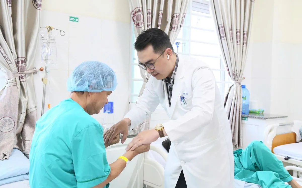 Bác sĩ khám cho bệnh nhân bị thoái hóa cột sống cổ. Ảnh: Bảo Trọng