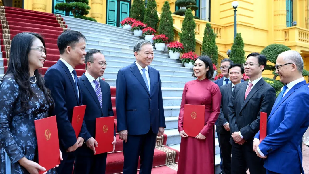 Tổng B&iacute; thư, Chủ tịch nước trao Quyết định bổ nhiệm cho 5 Đại sứ Việt Nam ở nước ngo&agrave;i - Ảnh 1.