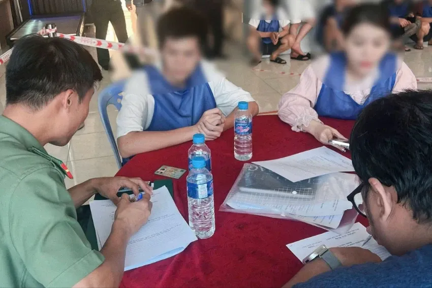 13 c&ocirc;ng d&acirc;n bị Campuchia trục xuất v&igrave; li&ecirc;n quan lừa đảo trực tuyến - Ảnh 2.