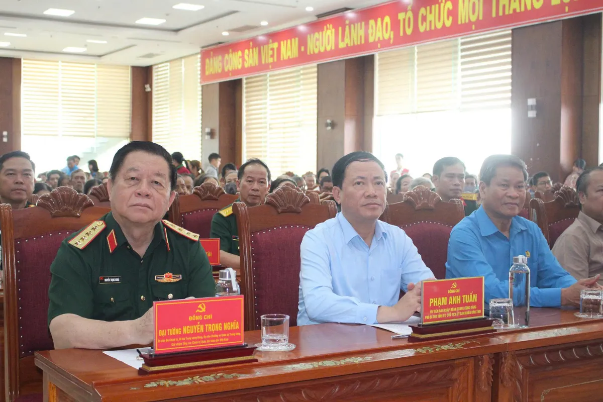 Đại tướng Nguyễn Trọng Nghĩa thăm, tặng qu&agrave; gia đ&igrave;nh ch&iacute;nh s&aacute;ch v&agrave; người lao động tại Gia Lai - Ảnh 1.