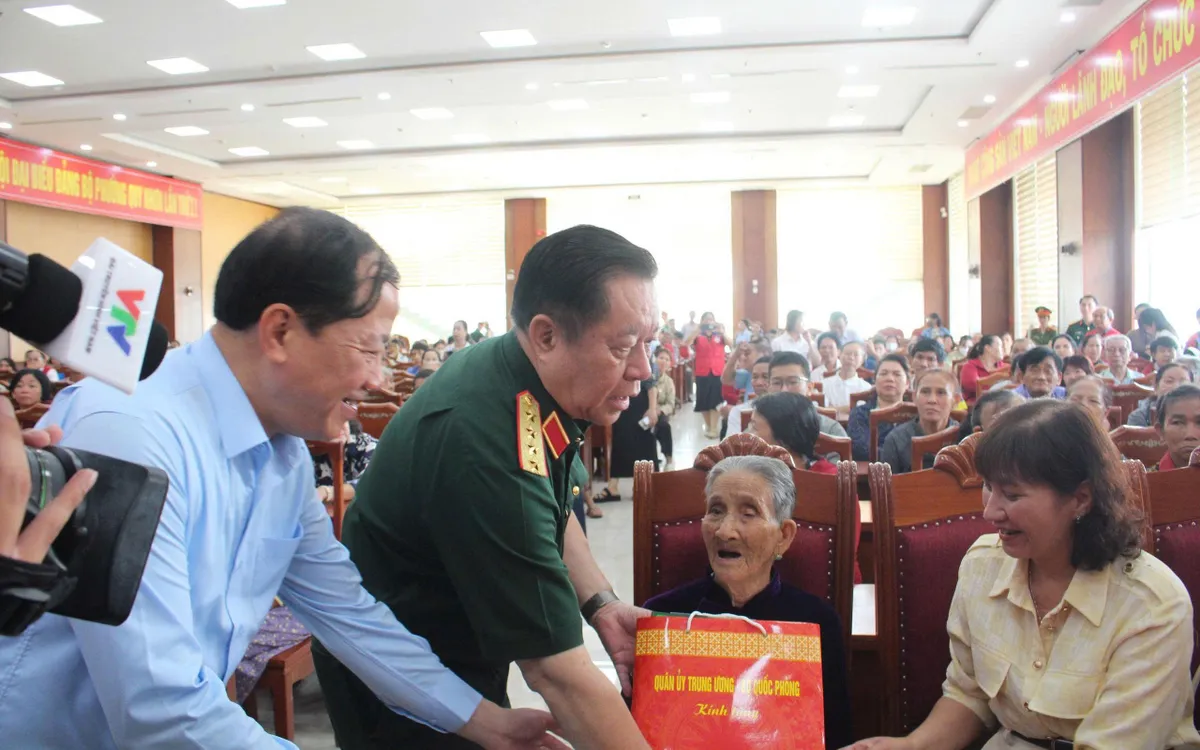 Đại tướng Nguyễn Trọng Nghĩa tặng quà Mẹ Việt Nam anh hùng.