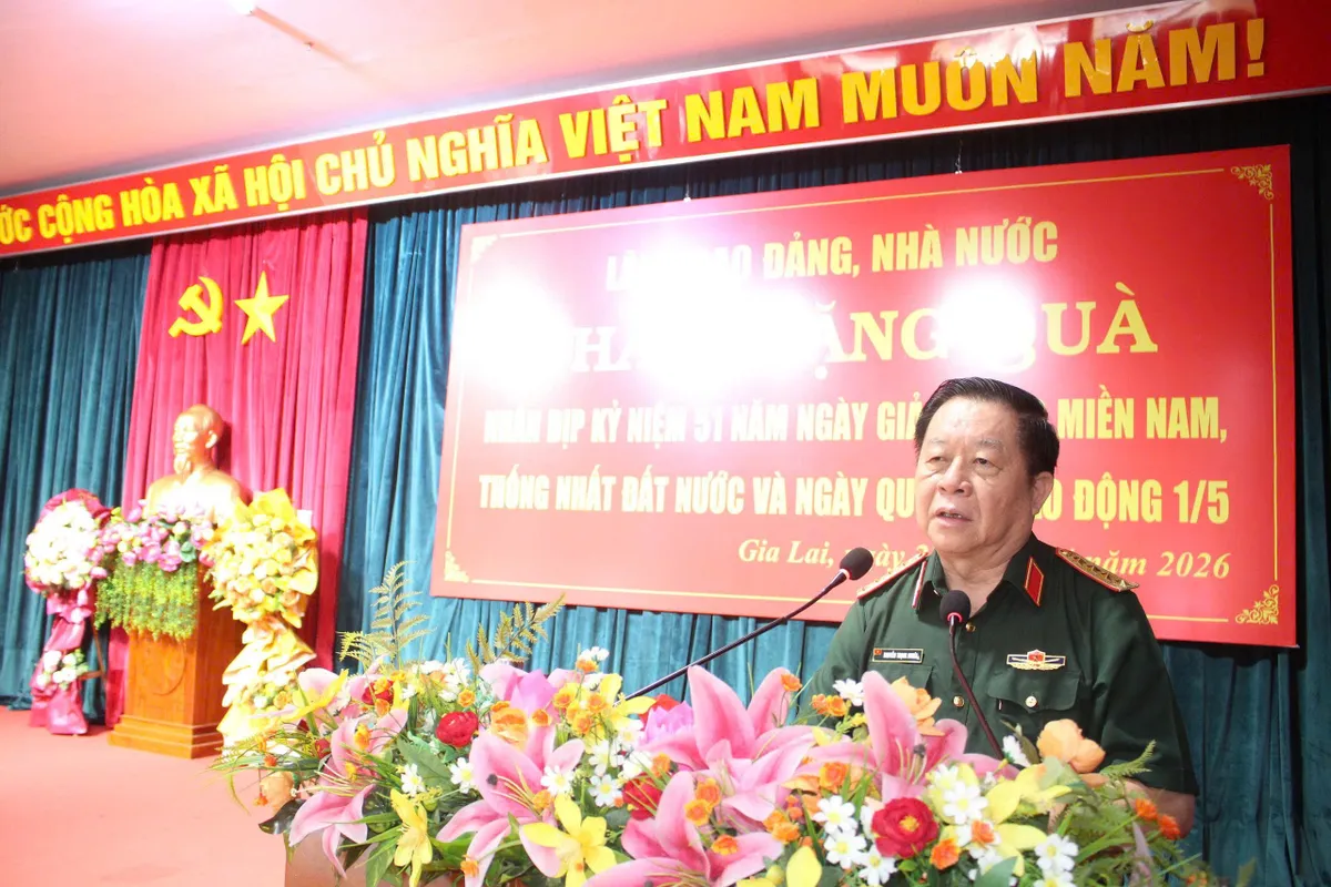 Đại tướng Nguyễn Trọng Nghĩa thăm, tặng qu&agrave; gia đ&igrave;nh ch&iacute;nh s&aacute;ch v&agrave; người lao động tại Gia Lai - Ảnh 2.