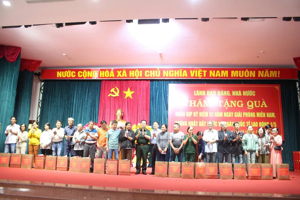 Đại tướng Nguyễn Trọng Nghĩa thăm, tặng qu&agrave; gia đ&igrave;nh ch&iacute;nh s&aacute;ch v&agrave; người lao động tại Gia Lai - Ảnh 3.