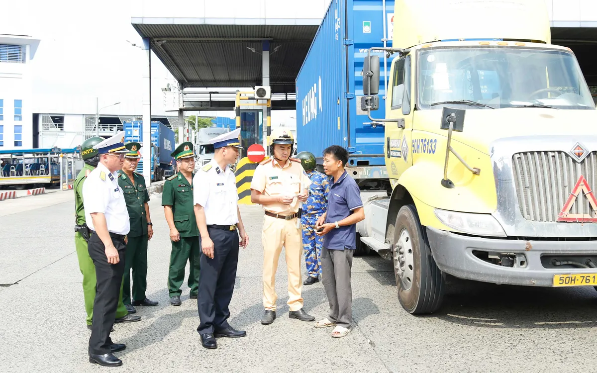 Lực lượng chức năng kiểm tra phương tiện ra vào cảng Tân Cảng Cát Lái