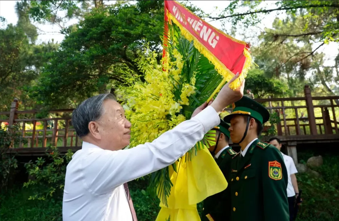 Tổng B&iacute; thư, Chủ tịch nước T&ocirc; L&acirc;m d&acirc;ng hương tưởng niệm Đại tướng V&otilde; Nguy&ecirc;n Gi&aacute;p- Ảnh 1.
