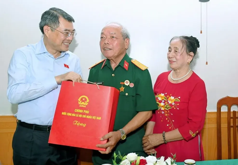 Thủ tướng L&ecirc; Minh Hưng tri &acirc;n người c&oacute; c&ocirc;ng tại Hải Ph&ograve;ng dịp kỷ niệm 30/4- Ảnh 2.
