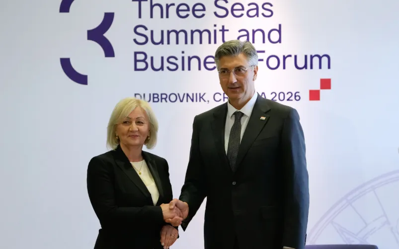 Thủ tướng Croatia Andrej Plenkovic và Chủ tịch Hội đồng Bộ trưởng Bosnia Borjana Kristo tại Hội nghị thượng đỉnh Sáng kiến Ba Biển, ngày 28/4/2026 (Ảnh: AP)