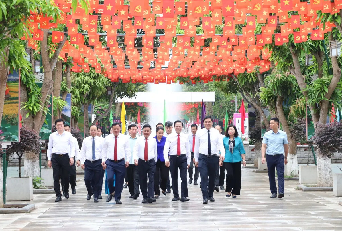 Thường trực Ban B&iacute; thư Trần Cẩm T&uacute; d&acirc;ng hương tưởng niệm Chủ tịch Hồ Ch&iacute; Minh tại Kim Li&ecirc;n- Ảnh 1.