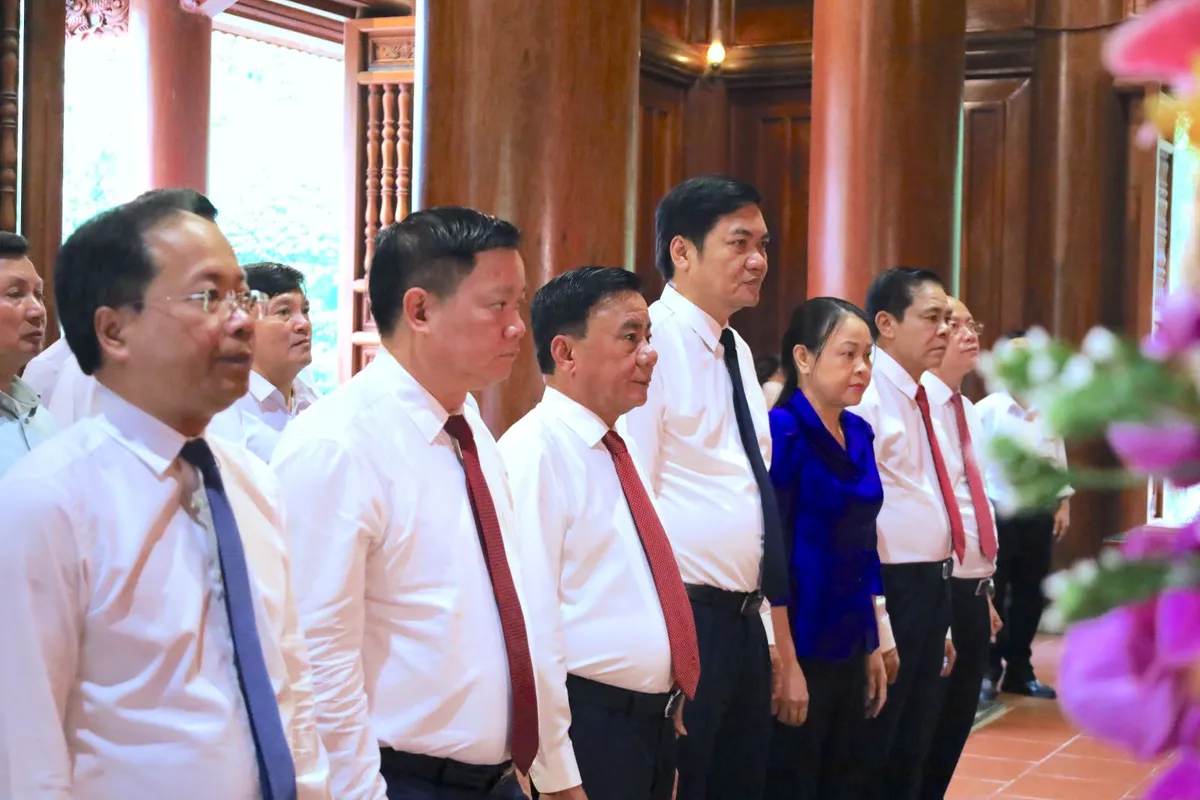 Thường trực Ban B&iacute; thư Trần Cẩm T&uacute; d&acirc;ng hương tưởng niệm Chủ tịch Hồ Ch&iacute; Minh tại Kim Li&ecirc;n- Ảnh 2.