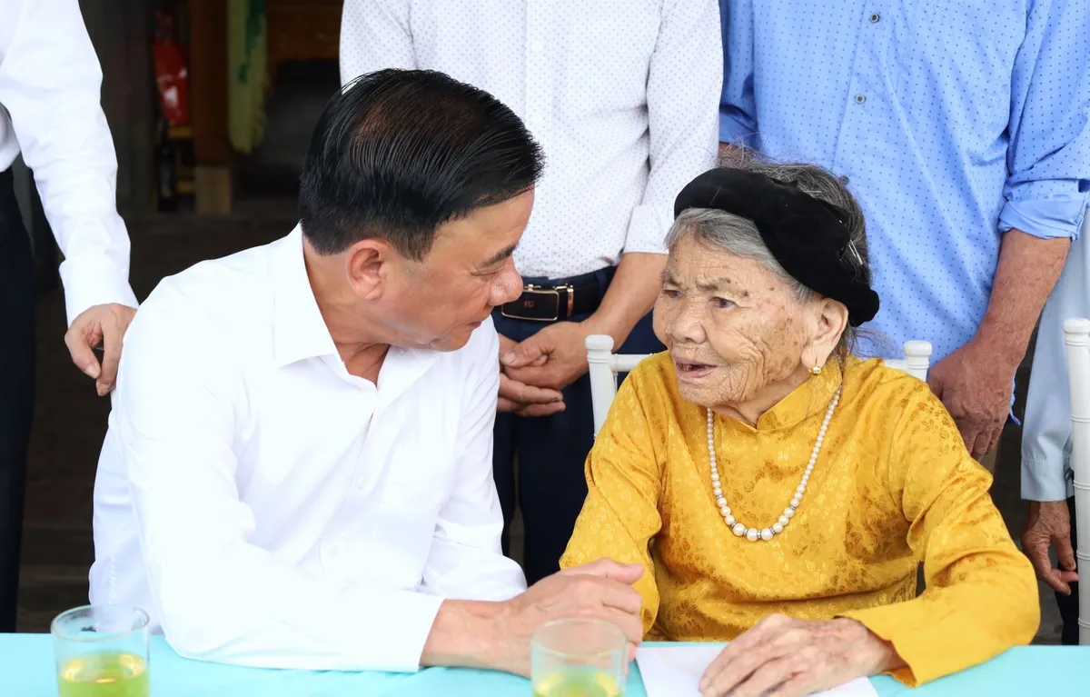 Thường trực Ban B&iacute; thư Trần Cẩm T&uacute; d&acirc;ng hương tưởng niệm Chủ tịch Hồ Ch&iacute; Minh tại Kim Li&ecirc;n- Ảnh 3.
