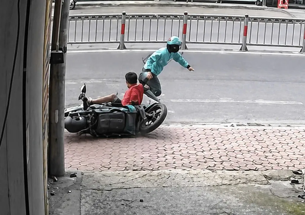 Giả t&agrave;i xế c&ocirc;ng nghệ v&agrave;o tiệm v&agrave;ng cướp giật, nam thanh ni&ecirc;n bị khống chế nhanh ch&oacute;ng- Ảnh 1.