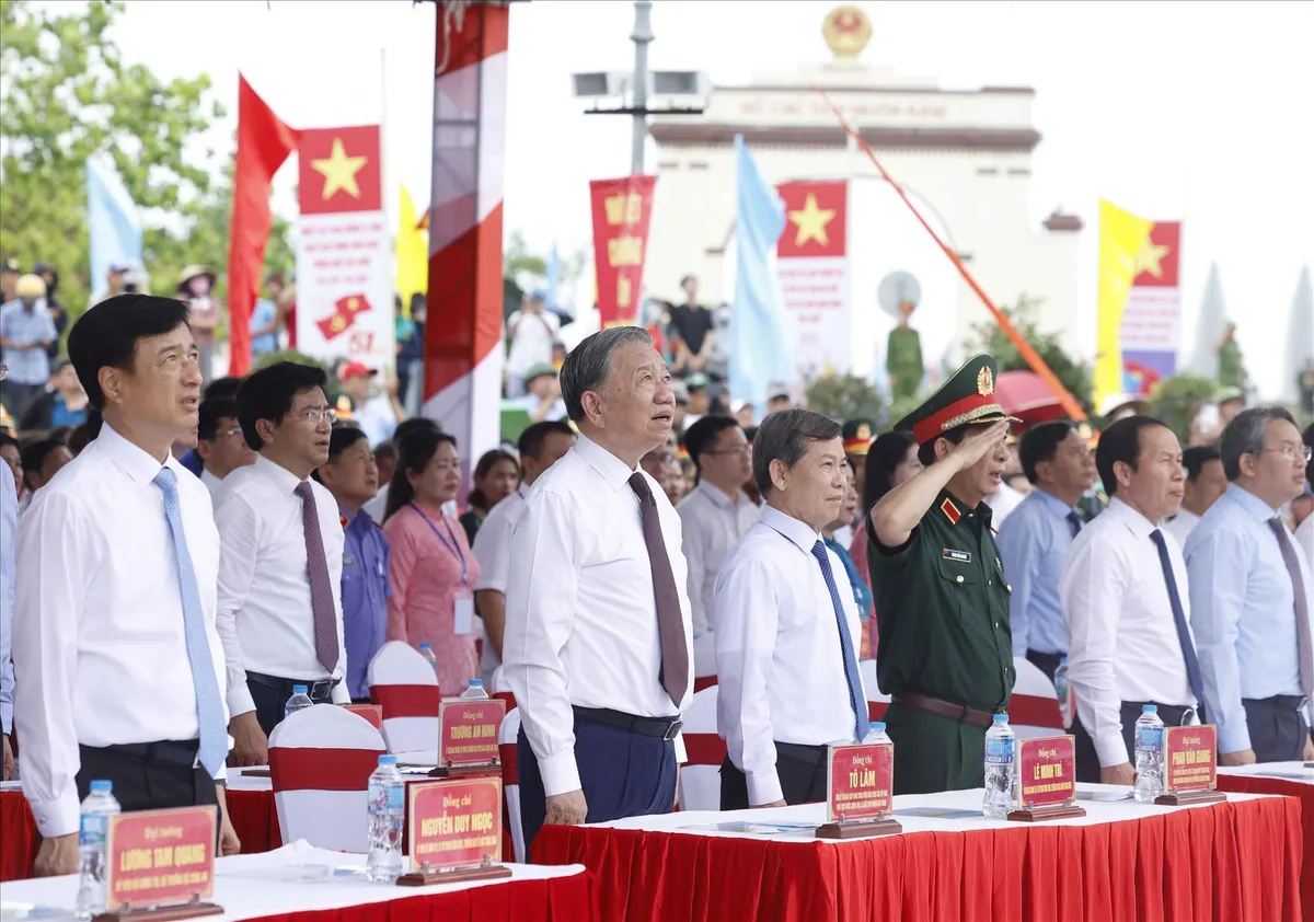 Tổng B&iacute; thư, Chủ tịch nước T&ocirc; L&acirc;m dự Lễ thượng cờ &ldquo;Thống nhất non s&ocirc;ng&rdquo; tại Quảng Trị- Ảnh 1.