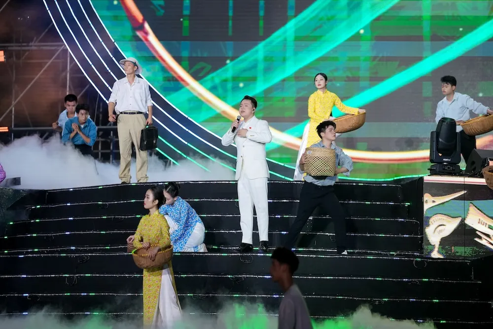 &ldquo;Nốt trầm&rdquo; v&iacute; dặm của L&ecirc; Thang Phong l&agrave;m xao xuyến kh&aacute;n giả tại concert &ldquo;&Acirc;m vang Tổ quốc&rdquo; - Ảnh 2.
