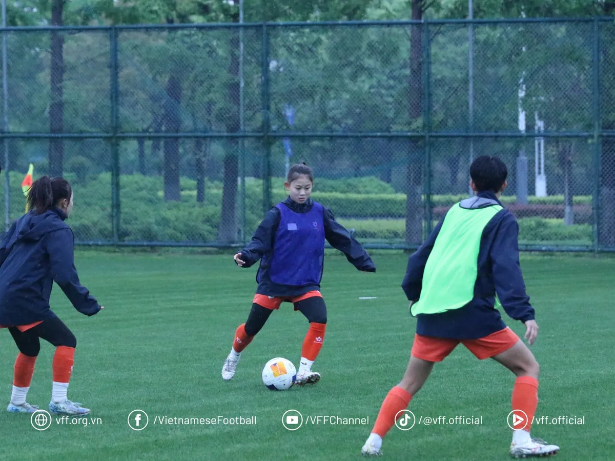 U17 Nữ Việt Nam nỗ lực vượt kh&oacute; trong buổi tập đầu ti&ecirc;n tại Trung Quốc- Ảnh 1.