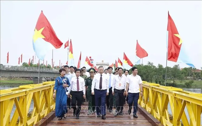 Tổng Bí thư, Chủ tịch nước Tô Lâm và các đại biểu trên di tích cầu Hiền Lương. Ảnh: Thống Nhất/TTXVN