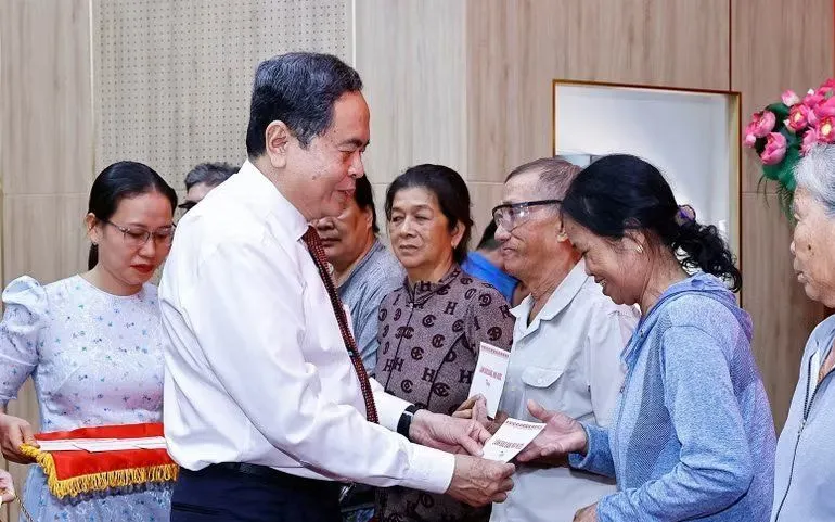 Chủ tịch Quốc hội Trần Thanh Mẫn tặng quà gia đình chính sách, công nhân, người lao động khó khăn tỉnh An Giang. (Ảnh: Doãn Tấn/TTXVN)