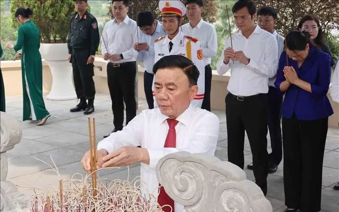 Thường trực Ban Bí thư Trần Cẩm Tú dâng hương tại Khu mộ Tổng Bí thư Trần Phú. Ảnh: Phương Hoa/TTXVN
