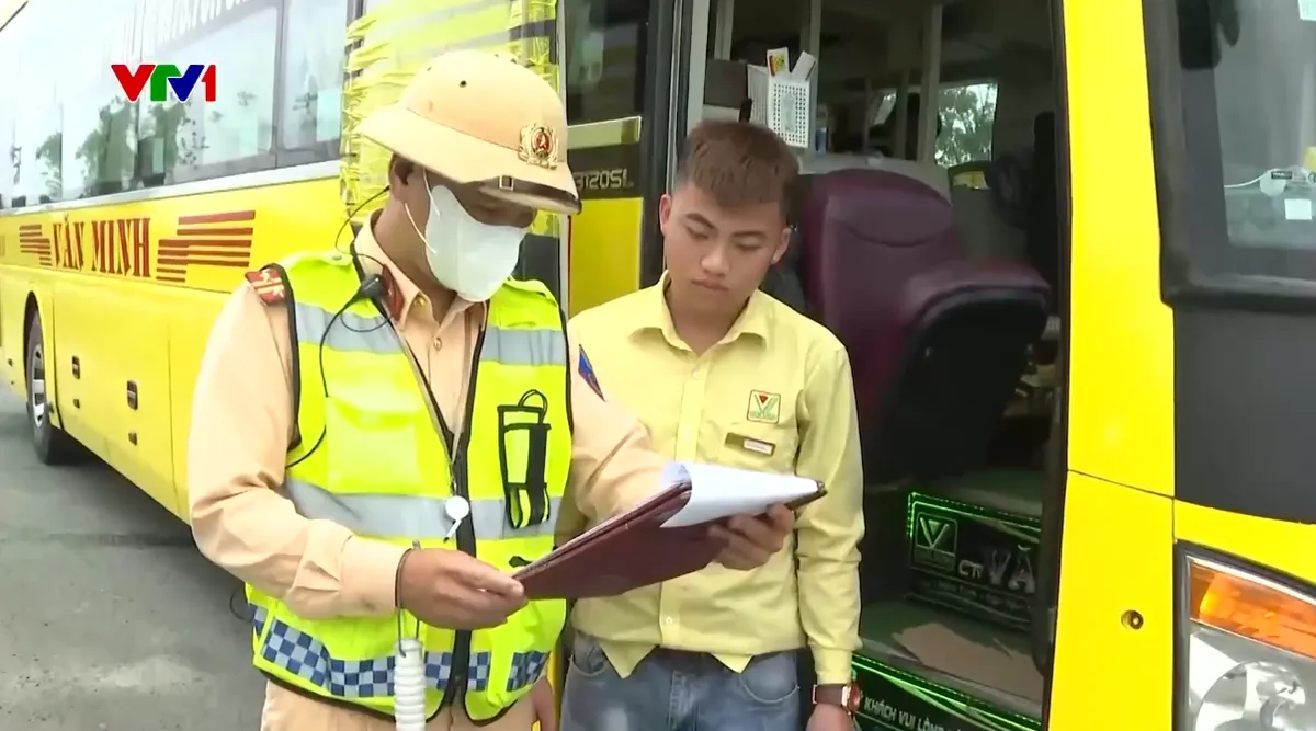 Siết chặt an to&agrave;n giao th&ocirc;ng dịp nghỉ lễ 30/4-1/5 - Ảnh 1.