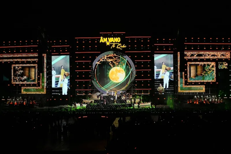 &ldquo;Nốt trầm&rdquo; v&iacute; dặm của L&ecirc; Thang Phong l&agrave;m xao xuyến kh&aacute;n giả tại concert &ldquo;&Acirc;m vang Tổ quốc&rdquo; - Ảnh 1.